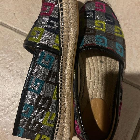 Gucci, very comfortable can be worn on any occasion - Picture 2 of 4